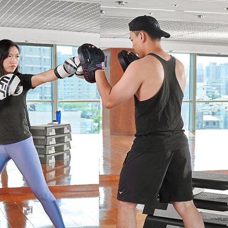 윈저 호텔 타이중 외부 사진 A woman and a man training in a gym