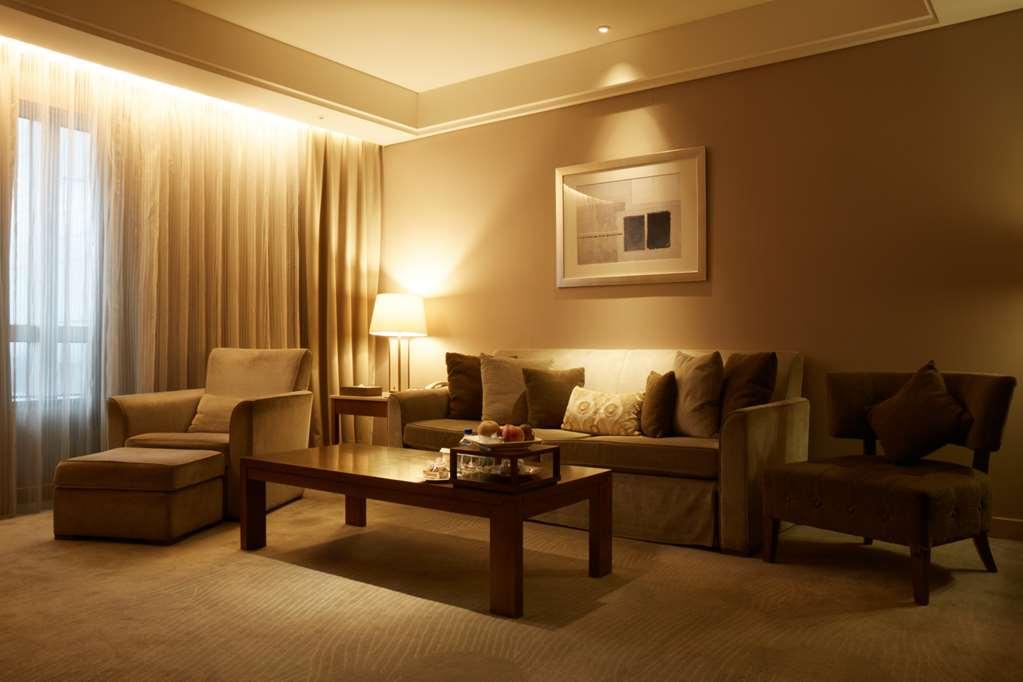 윈저 호텔 타이중 객실 사진 A living room with indirect lighting