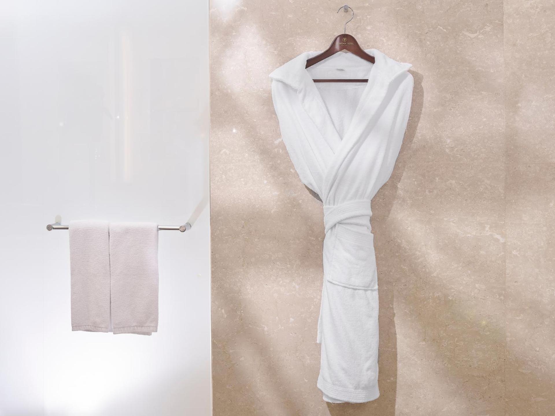 윈저 호텔 타이중 외부 사진 A bathrobe