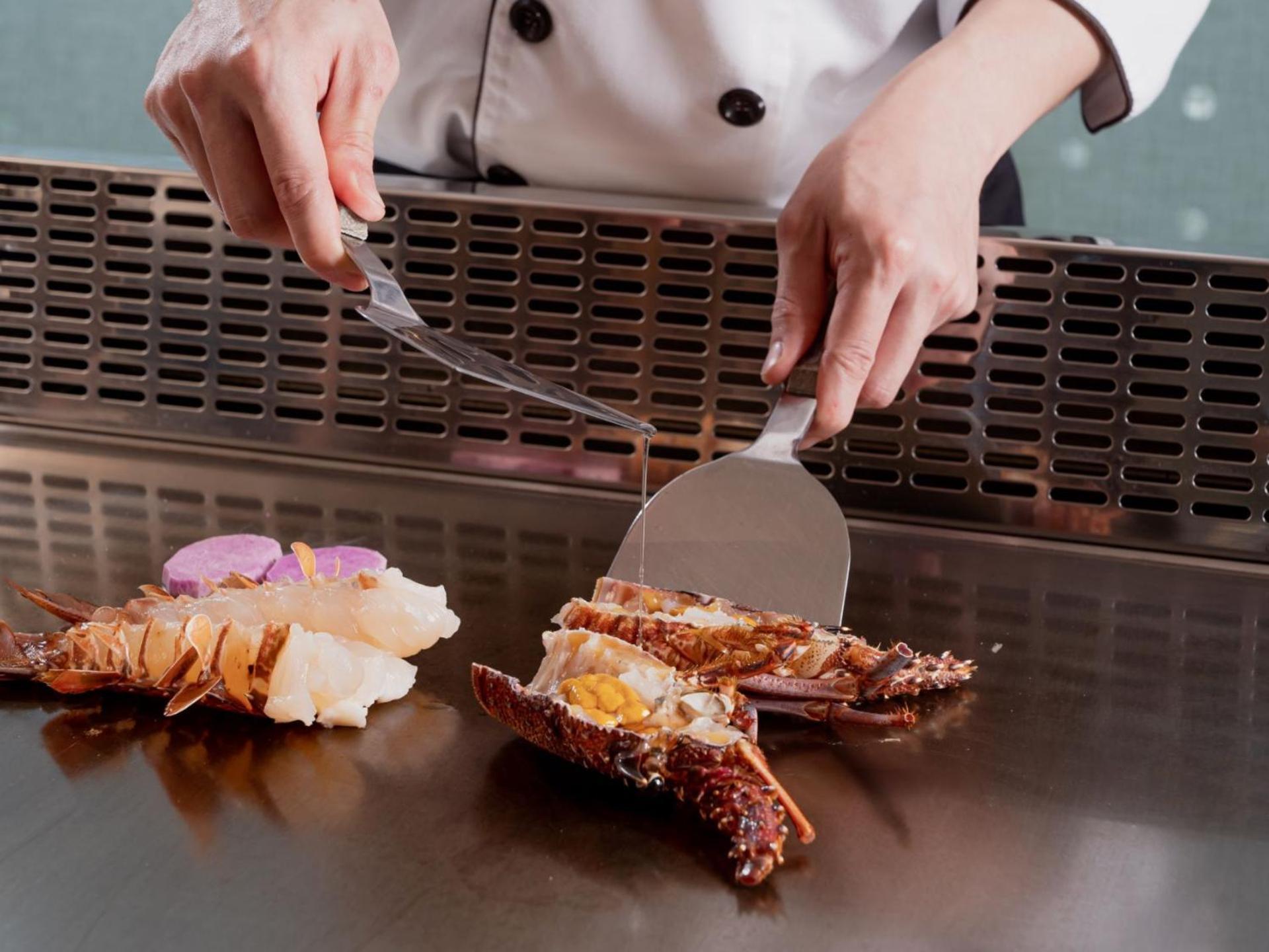 윈저 호텔 타이중 외부 사진 A chef using a fish knife to fillet a lobster