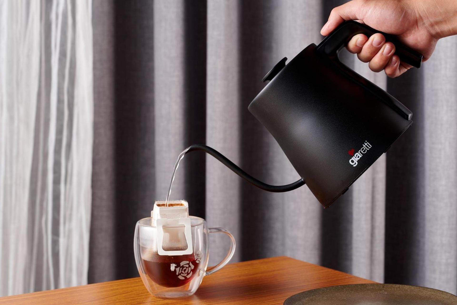윈저 호텔 타이중 외부 사진 A kettle in use