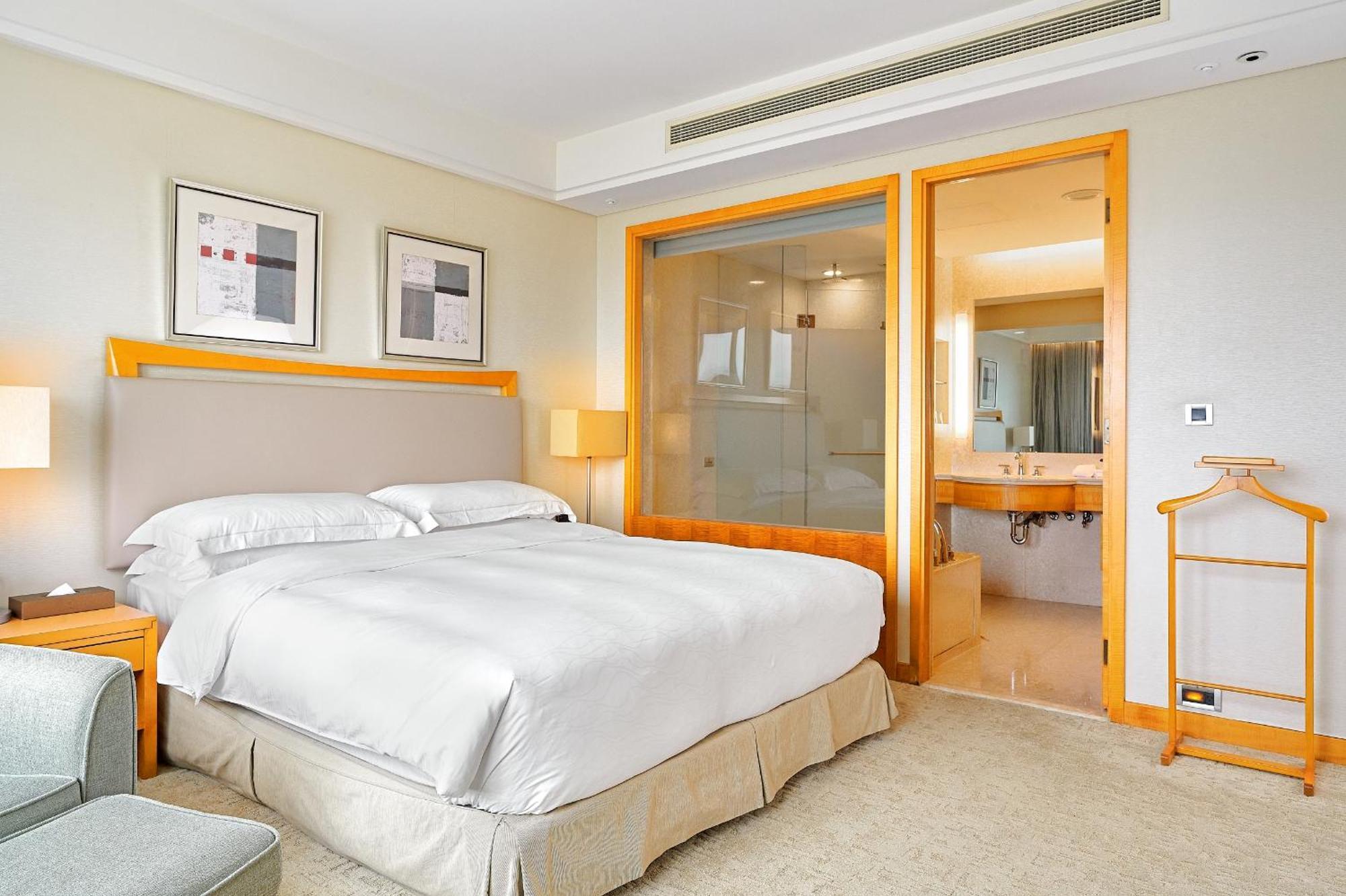 윈저 호텔 타이중 객실 사진 A bedroom at the hotel