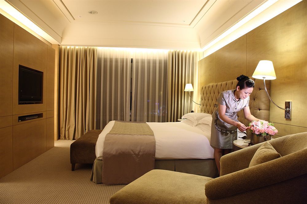 윈저 호텔 타이중 외부 사진 A hotel maid making a bed