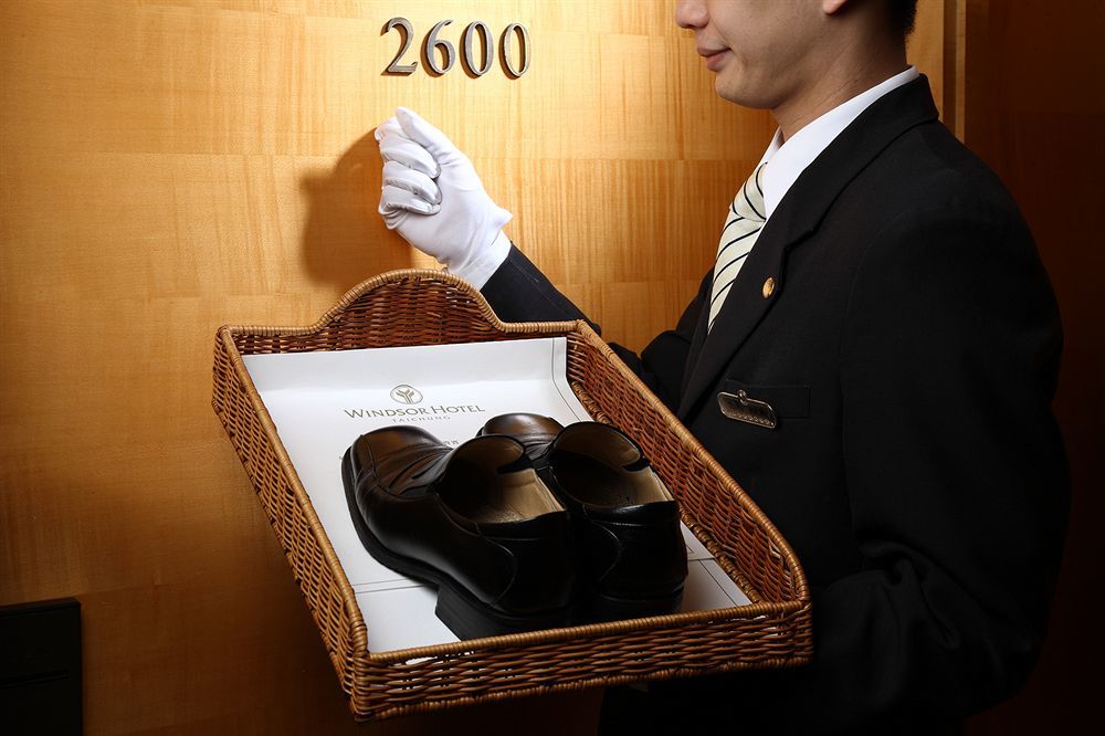 윈저 호텔 타이중 외부 사진 A bellboy delivering shoes to a guest