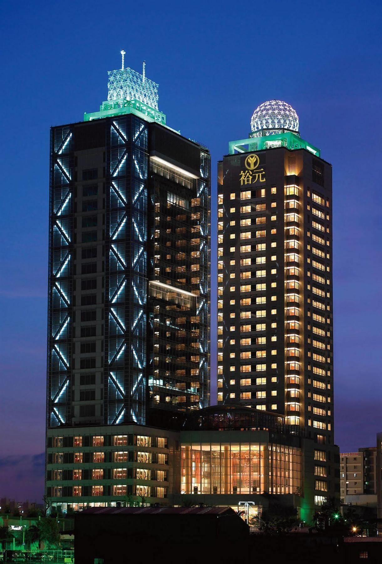 윈저 호텔 타이중 외부 사진 The hotel at night